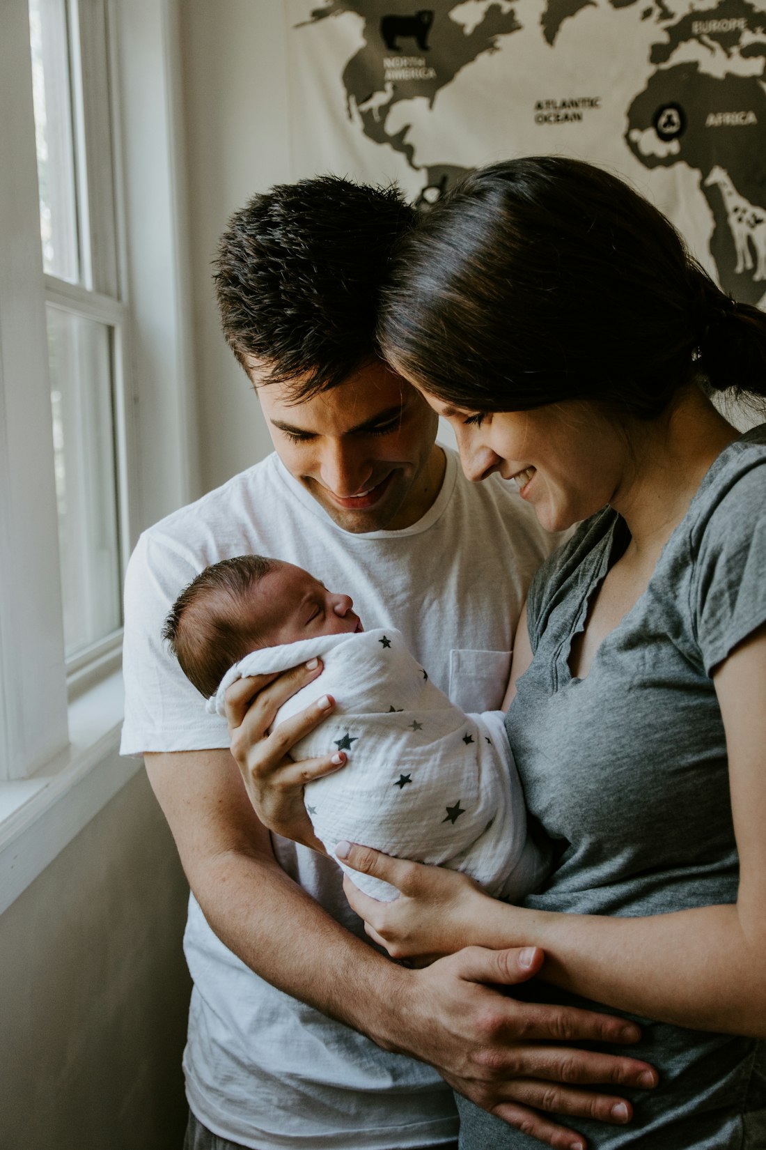 Una educadora y una familia mirando fotos en el móvil