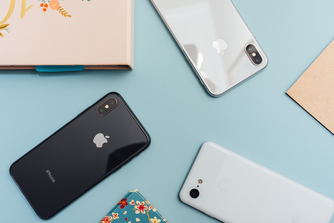 Una madre consultando la app FamHera en su móvil